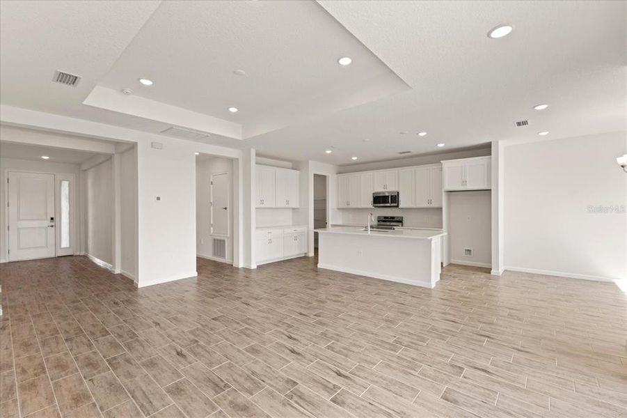 Spacious, unfurnished interior of a new home in , Venice (Image 7).