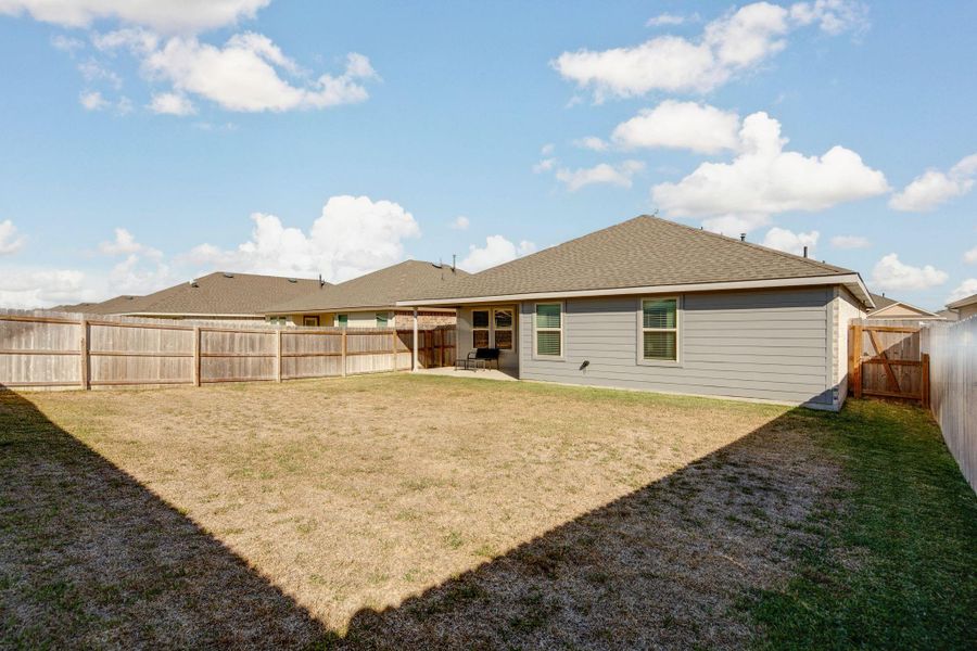 Exterior details and patio area of a home in , Navasota (Image 22).