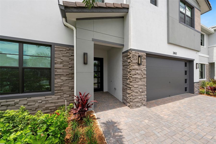 Exterior details and patio area of a home in , Pembroke Pines (Image 3).