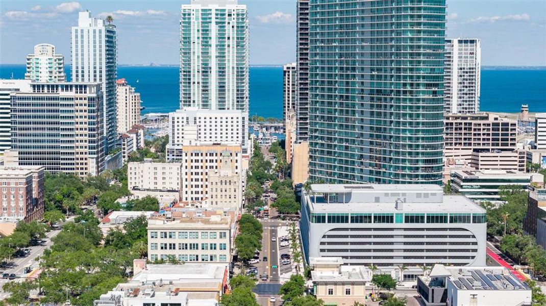 Condo located in St. Petersburg, FL showcasing its design and architecture (Image 69).