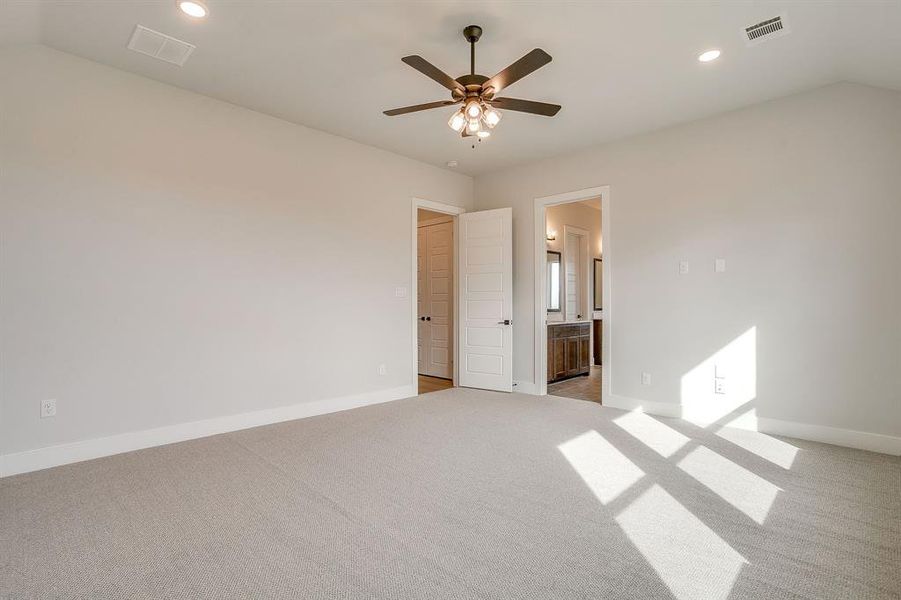 Spacious, unfurnished interior of a new home in Waterfall Ranch, Waxahachie (Image 37).