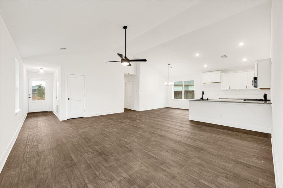 Spacious, unfurnished interior of a new home in Stonebrooke, Conroe (Image 10).