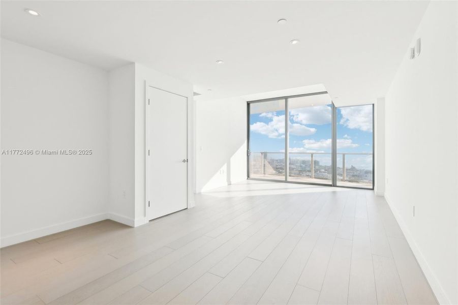 Spacious, unfurnished interior of a new home in , Miami Beach (Image 26).