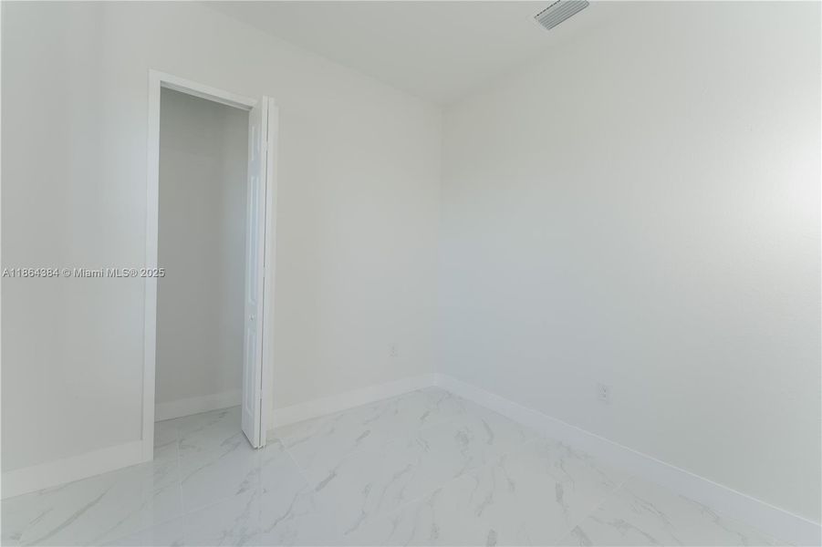 Spacious, unfurnished interior of a new home in , Cape Coral (Image 15).