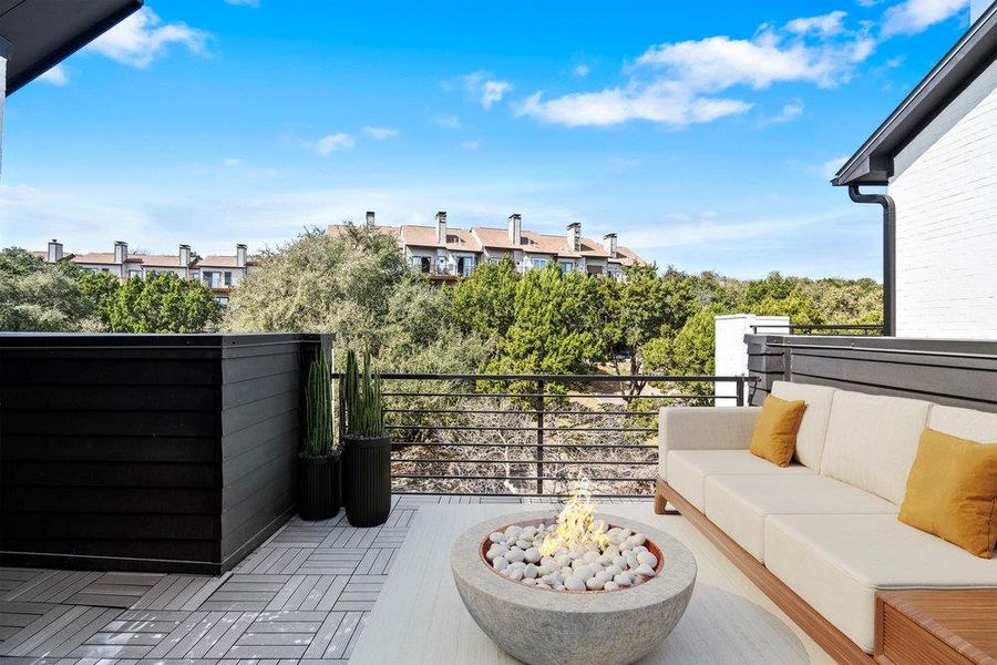 Exterior details and patio area of a home in Spyglass, Austin (Image 24).