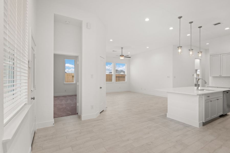 Spacious, unfurnished interior of a new home in Riceland, Mont Belvieu (Image 27).