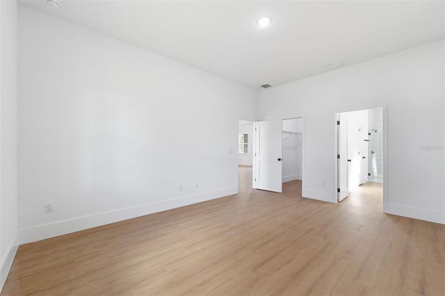 Spacious, unfurnished interior of a new home in , Citrus Springs (Image 23).