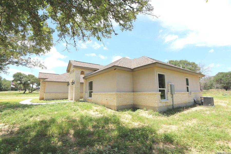 Exterior details and patio area of a home in , Floresville (Image 3).