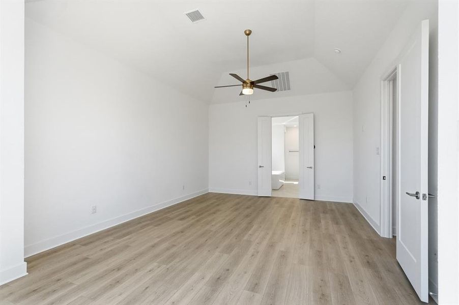 Spacious, unfurnished interior of a new home in Saddle Star Estates, Rockwall (Image 28). Spacious, unfurnished interior of a new home in Saddle Star Estates, Rockwall (Image 28).