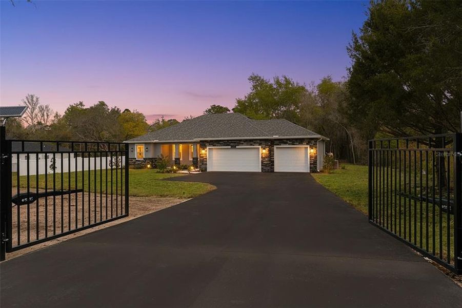 Exterior details and patio area of a home in , Spring Hill (Image 19).