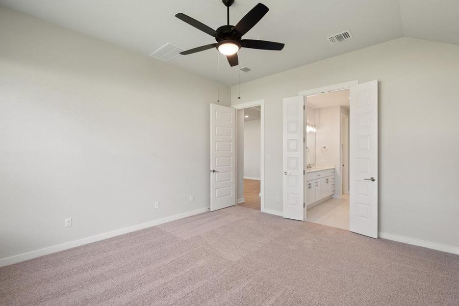 Spacious, unfurnished interior of a new home in Lariat, Liberty Hill (Image 32).
