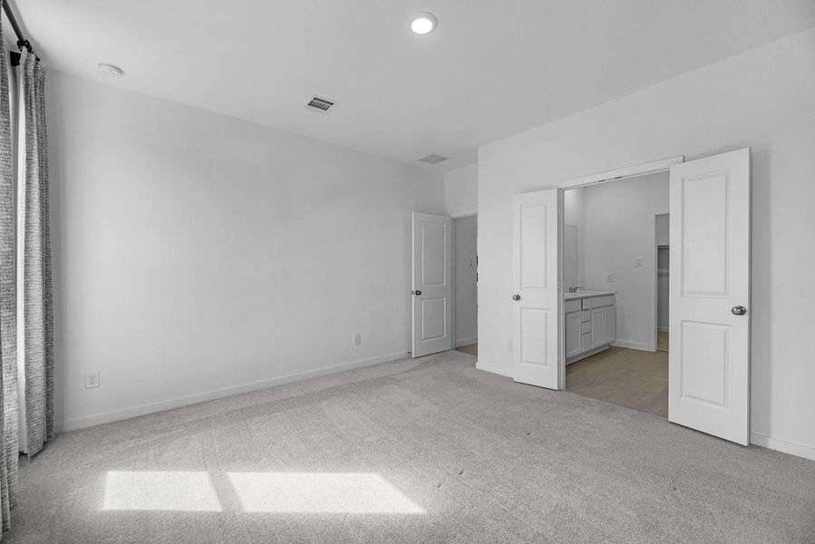 Spacious, unfurnished interior of a new home in Grand Oaks Reserve, Cleveland (Image 19).