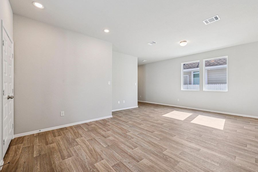 Spacious, unfurnished interior of a new home in Harvest Ridge, Elgin (Image 21).