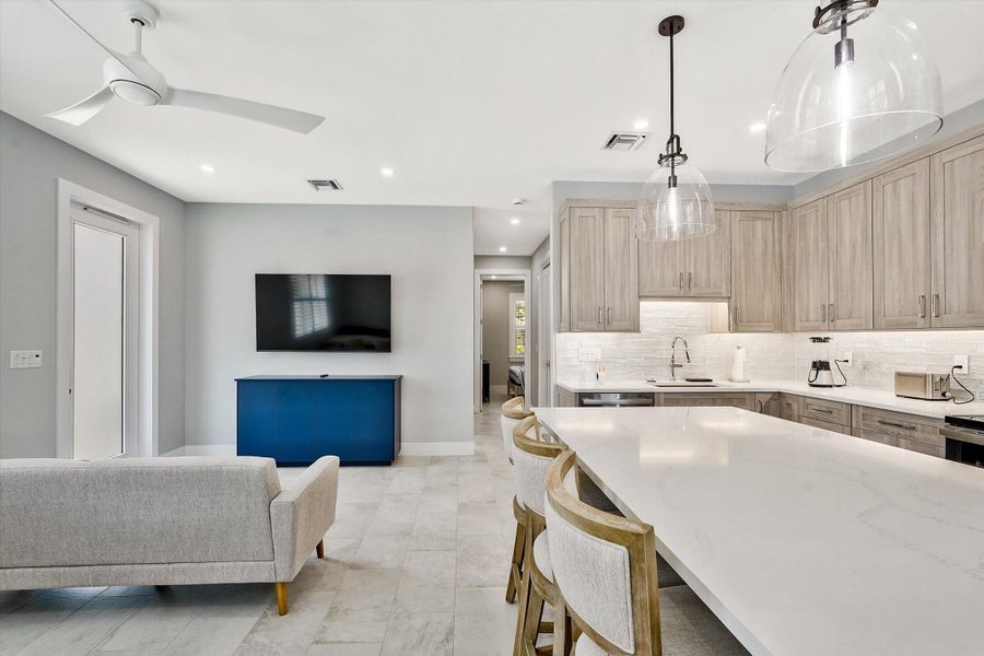 11-425 Hugh Street-11