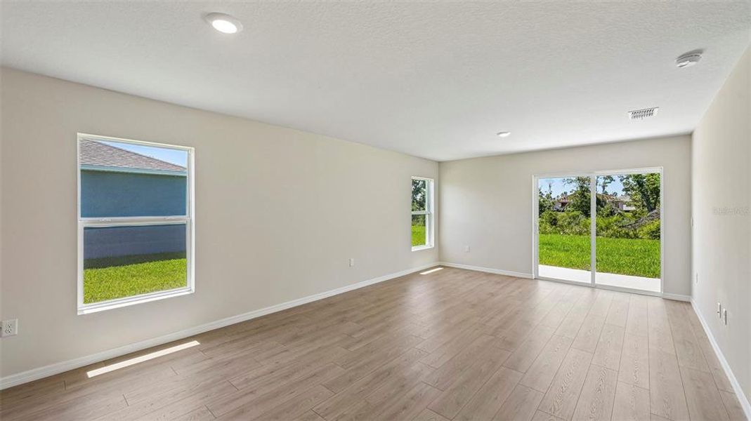 Spacious, unfurnished interior of a new home in Oakfield Lakes, Palmetto (Image 20).