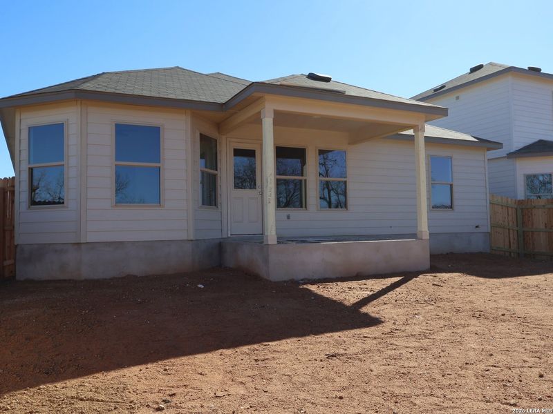 Exterior details and patio area of a home in Cinco Lakes, San Antonio (Image 3).