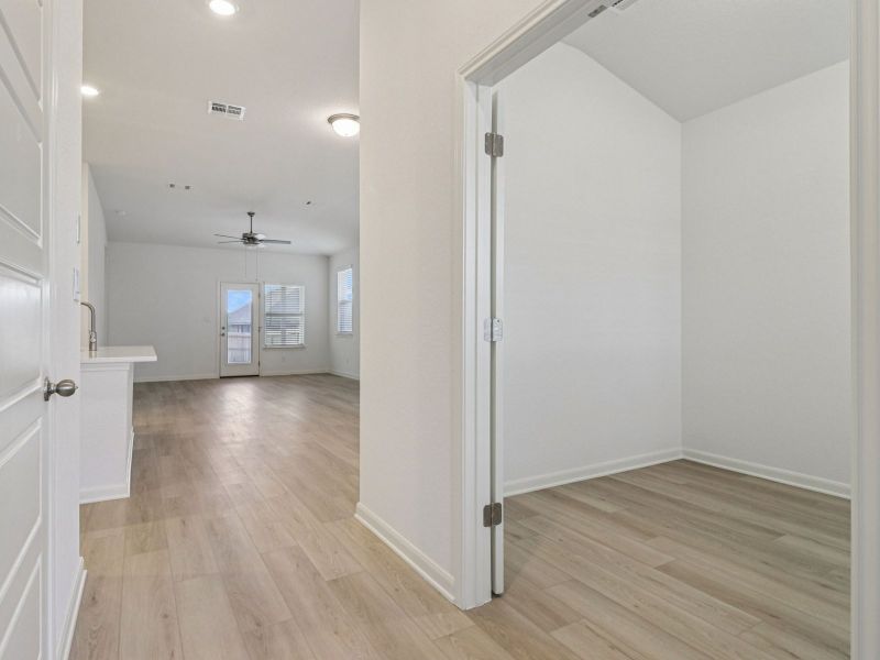 Spacious, unfurnished interior of a new home in Royal Crest, San Antonio (Image 13).