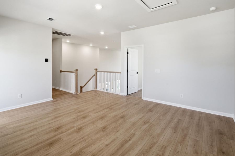 Spacious, unfurnished interior of a new home in The Oaks, Goose Creek (Image 22).