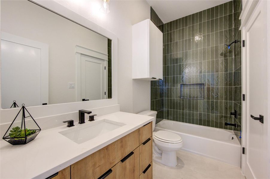 Full Bathroom in Second Bedroom