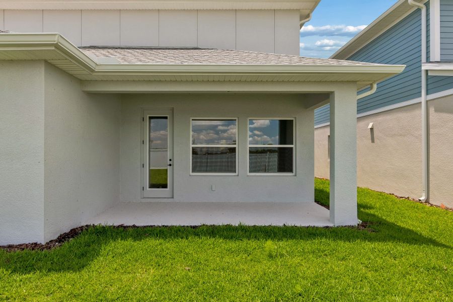 Exterior details and patio area of a home in Eastlyn, Bradenton (Image 4).