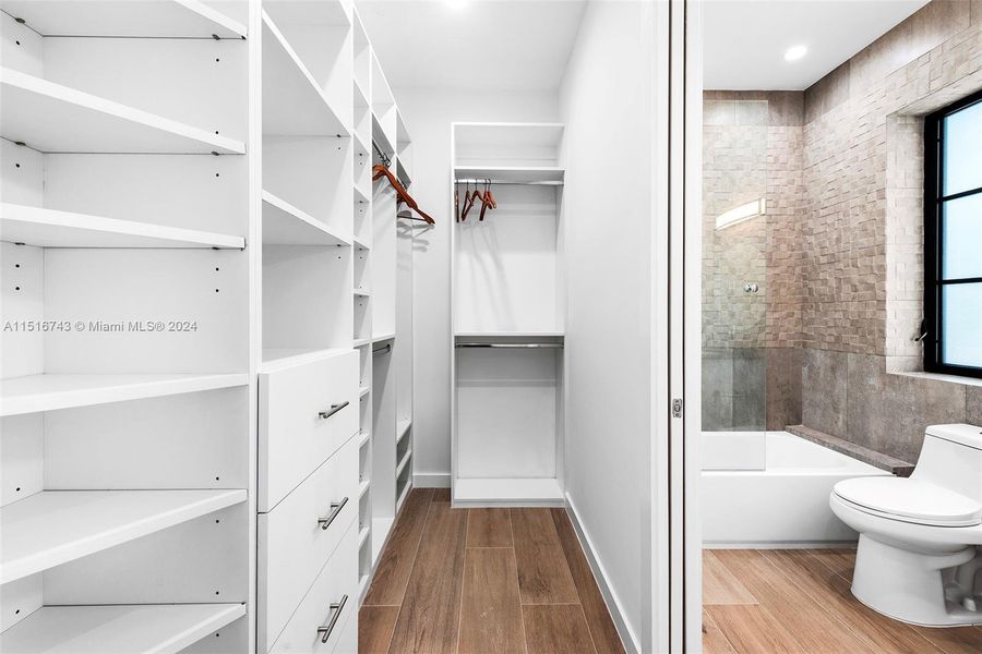 Junior En-suite Closet & Bathroom