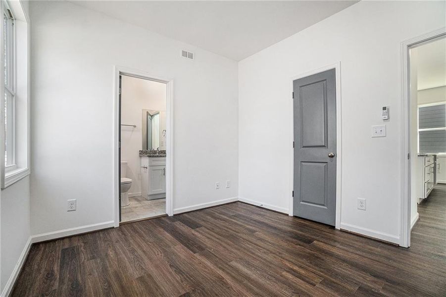 Spacious, unfurnished interior of a new home in , Atlanta (Image 17).