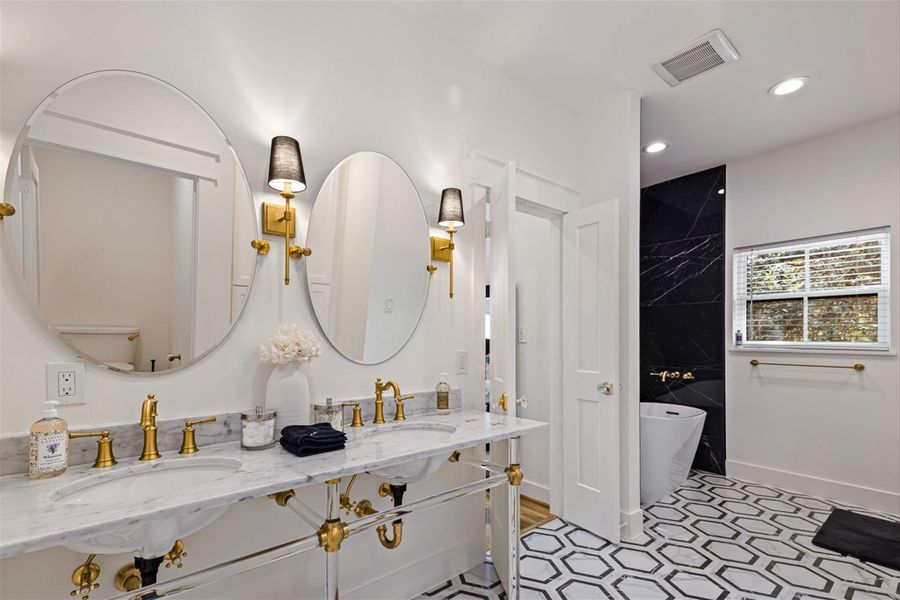 Furnished interior view inside a new home in , Galveston (Image 31).