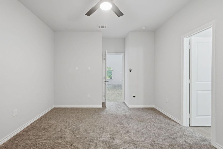 Spacious, unfurnished interior of a new home in Arrowhead Lakes, Willis (Image 16).