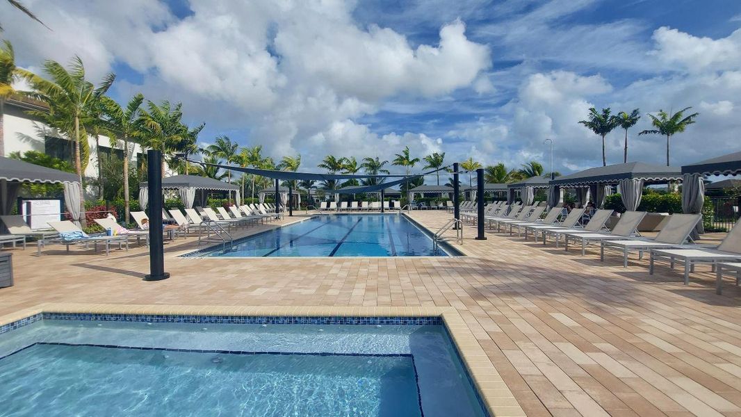 Valencia Grand Lap Pool