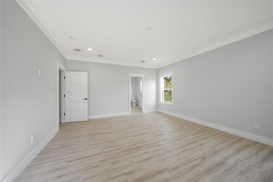 Spacious, unfurnished interior of a new home in , Port Charlotte (Image 14).