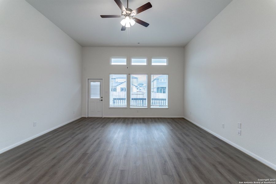 Spacious, unfurnished interior of a new home in Homestead, Schertz (Image 12).