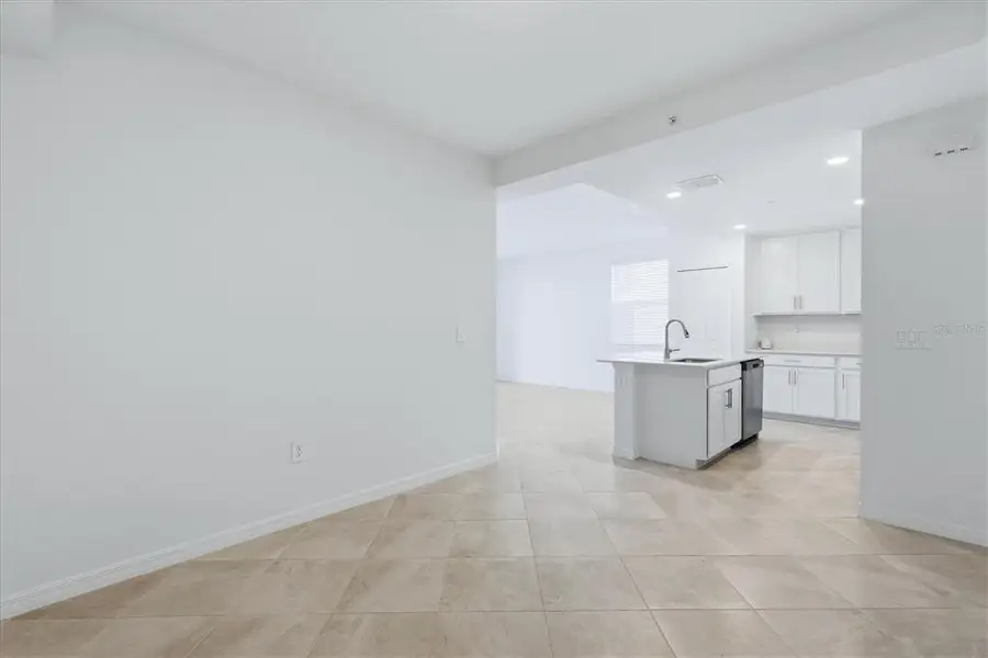 Spacious, unfurnished interior of a new home in , Bradenton (Image 19).