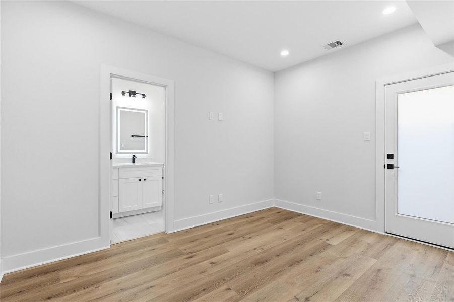 Spacious, unfurnished interior of a new home in , Houston (Image 20).
