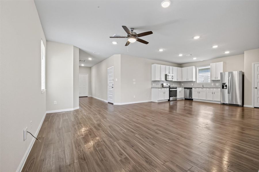 Spacious, unfurnished interior of a new home in River's Edge, Conroe (Image 27). Spacious, unfurnished interior of a new home in River's Edge, Conroe (Image 27).