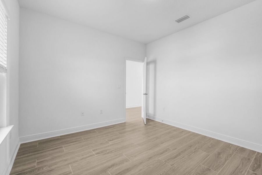 Spacious, unfurnished interior of a new home in Lake Merial, Panama City (Image 25).