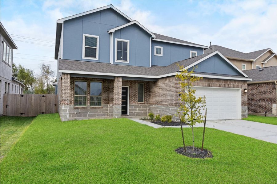 Exterior details and patio area of a home in Kendall Lakes, Alvin (Image 20).