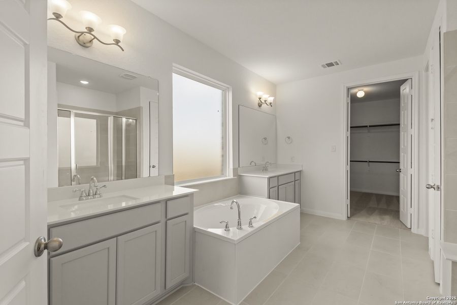 Furnished interior view inside a new home in Homestead, Schertz (Image 13).