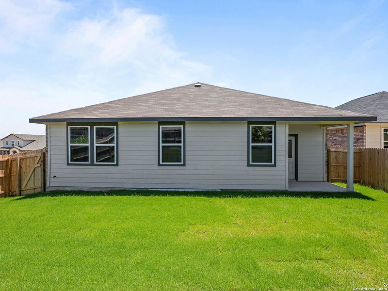 Exterior details and patio area of a home in Comanche Ridge, San Antonio (Image 19).