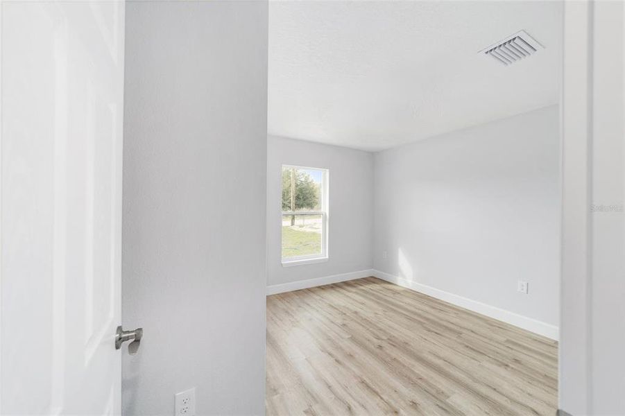 Spacious, unfurnished interior of a new home in , Ocala (Image 33).