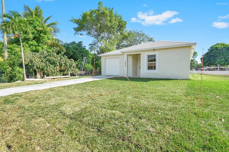 Exterior details and patio area of a home in , Lantana (Image 17).