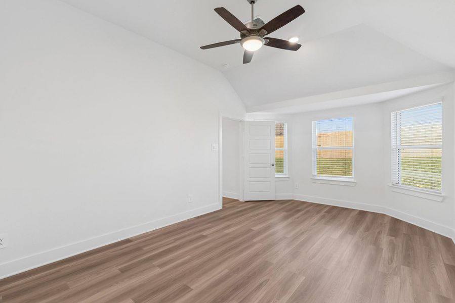 Spacious, unfurnished interior of a new home in Lone Star Landing, Montgomery (Image 33).