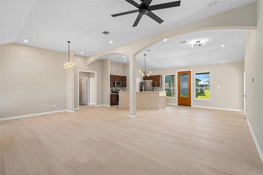The expansive living areaoffers seamless flow into thekitchen, with elegant flooringand thoughtful architecturaldetails creating a sense ofspaciousness and luxury.