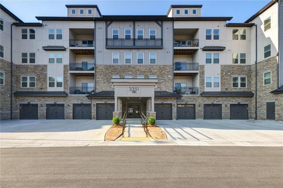 Condo located in Cumming, GA showcasing its design and architecture (Image 3).