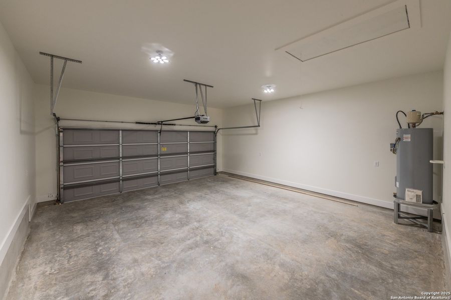 Spacious, unfurnished interior of a new home in , Canyon Lake (Image 22).