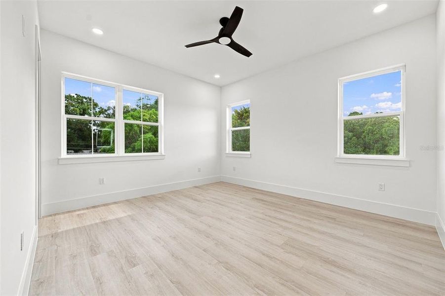 Spacious, unfurnished interior of a new home in , Sarasota (Image 33).