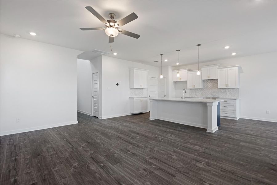 Spacious, unfurnished interior of a new home in Glendale Lakes, Rosharon (Image 20).