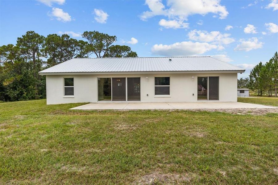 Exterior details and patio area of a home in , Haines City (Image 3).