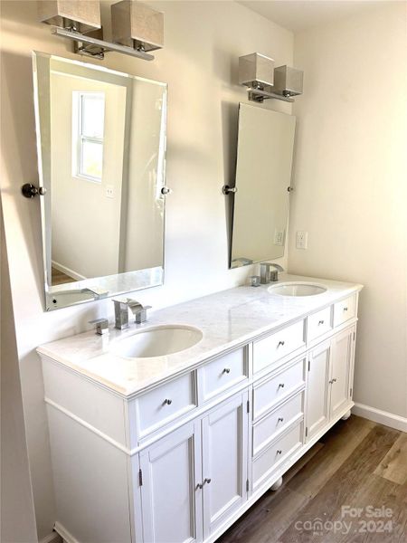 Double vanity in primary en-suite bathroom