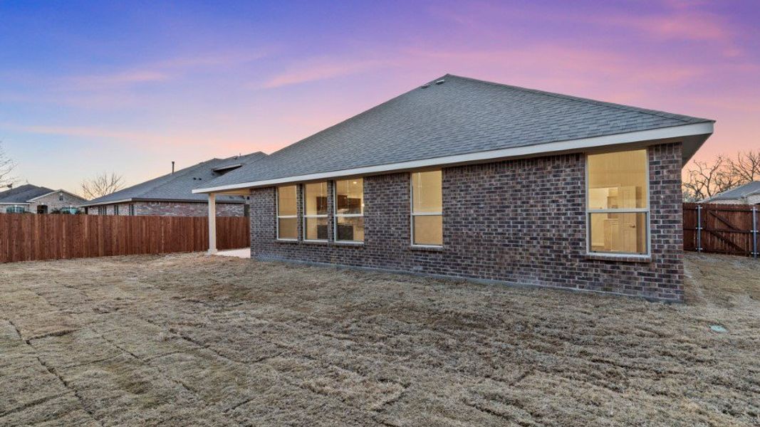 Representative exterior details of a home built from the Brock by D.R. Horton in Lakeview Pointe, Grand Prairie (Image 4).