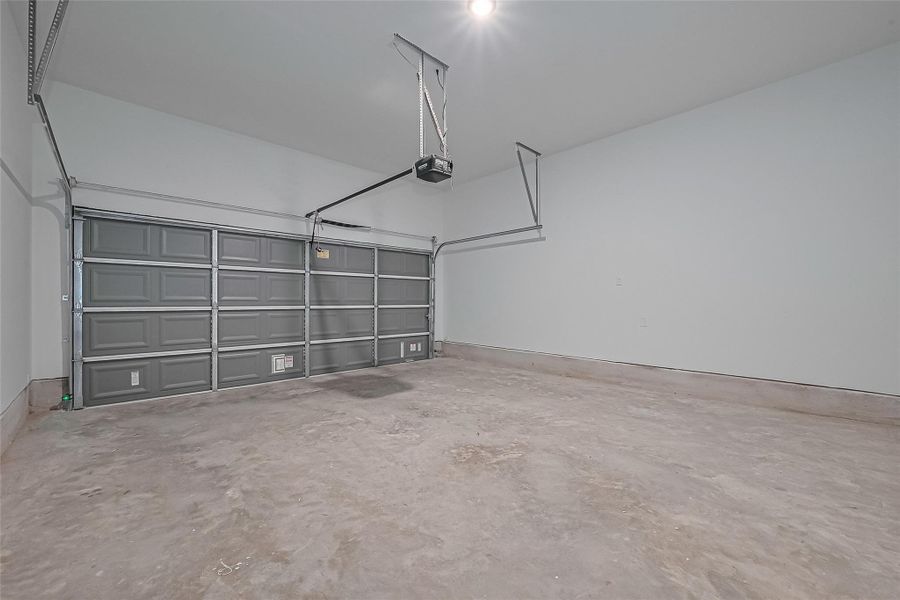 Spacious, unfurnished interior of a new home in Regents Court, Houston (Image 37).